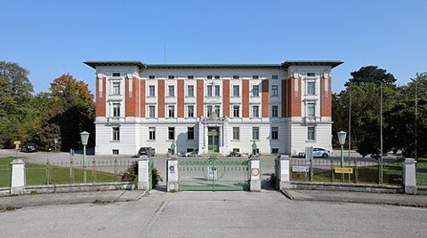 A hospital building in Amstetten — city context, not the crime scene