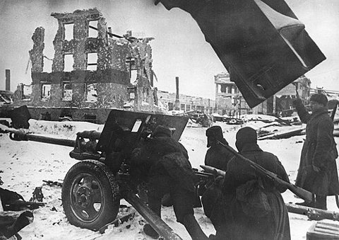A Soviet artillery crew at Stalingrad in 1942